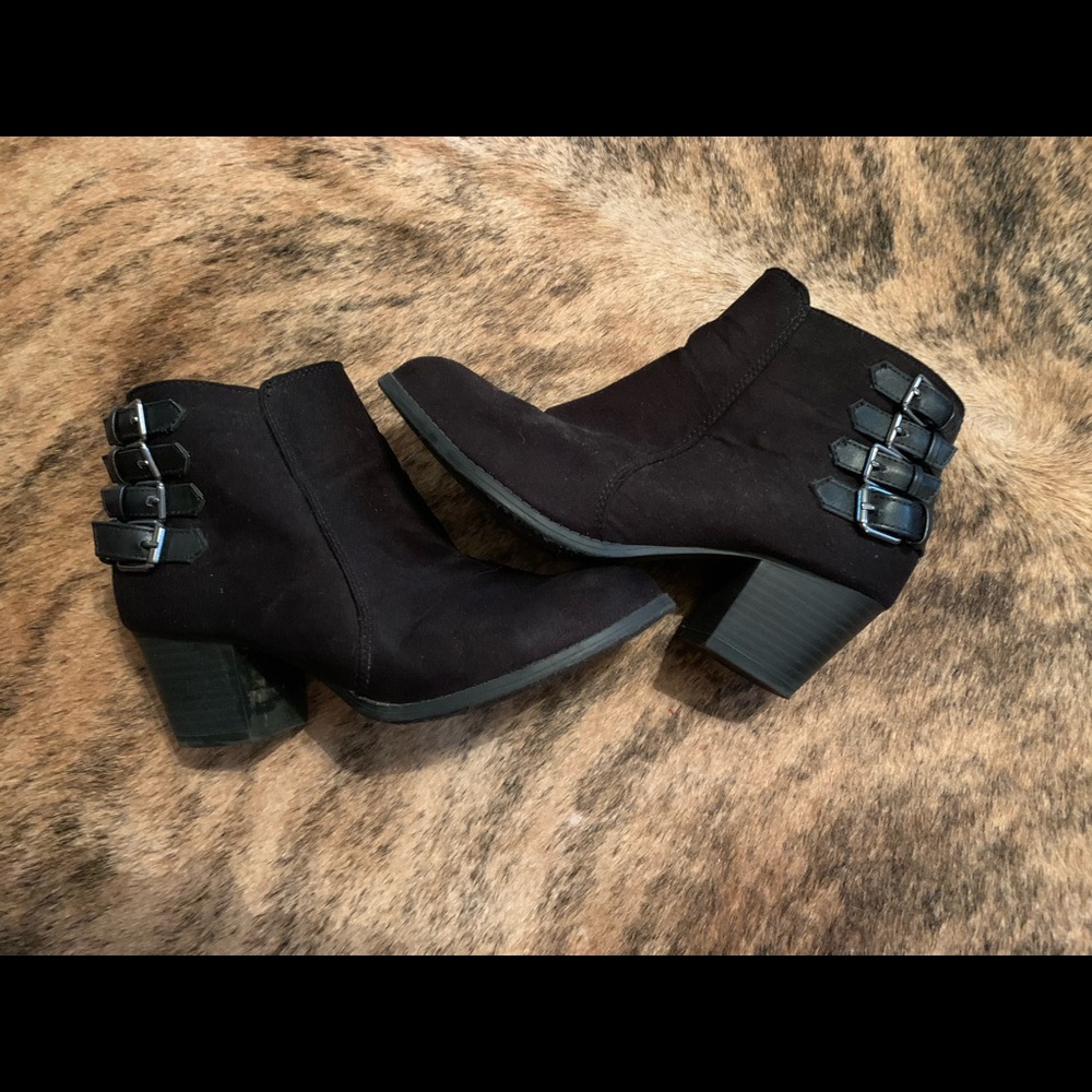 Only worn once, zip ankle bootie